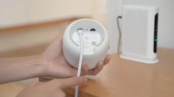 En person installerar Nest WiFi-router hemma