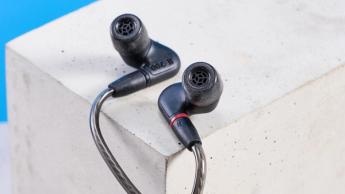 Sennheiser IE 200 kabelgebundene Ohrhörer in Schwarz und Silber vor weißem Hintergrund