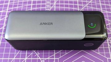 Anker 737 powerbank vist på en lilla baggrund