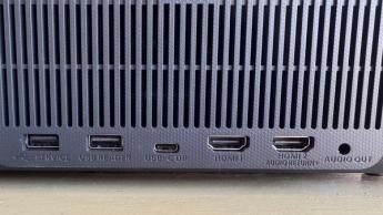 Крупный план задней панели домашнего проектора BenQ GP520 с разъёмами HDMI и аудио