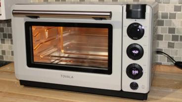 Horno de vapor inteligente Tovala siendo utilizado en una cocina doméstica