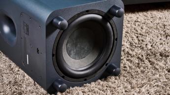 Das JBL Bar 1300x Soundbar-System in Schwarz mit HDMI-Anschlüssen, kabellosem Subwoofer und zwei abnehmbaren Surround-Lautsprechern