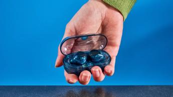 Ein Paar blaue Sony WF-C710N kabellose Ohrhörer auf einem Display