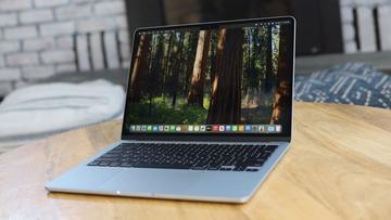 Apple MacBook Air 13-tommer med M4-chip på et skrivebord