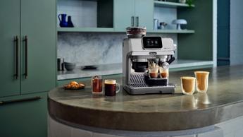 Máquina de espresso De'Longhi La Specialista Touch em uma bancada de cozinha