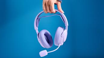 ラベンダーカラーのSteelSeries Arctis Nova 3 ワイヤレスゲーミングヘッドセット(クッション付きイヤーカップ)