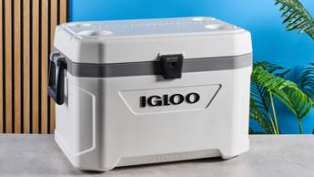 Nevera blanca Igloo Marine Ultra 54 con pestillo, asas, gran logo de Igloo en la parte frontal, regla para peces y portavasos integrados