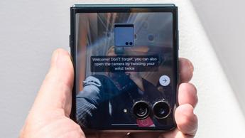 Motorola Razr Ultra 2025 forsideskærm viser kameraappens brugerflade
