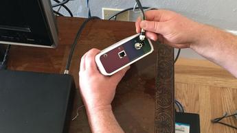 사람이 케이블 모뎀을 연결하고 설정하는 모습