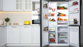 Un frigorífico con las puertas abiertas que muestra los estantes y los alimentos en su interior