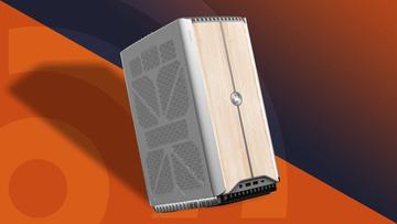 Corsair One i500 gamingdator mot en orange TechRadar-bakgrund