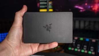 Person som håller en Razer Handheld Dock Chroma-speltillbehör