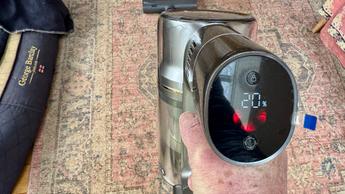 Aspiradora inalámbrica Dreame R20 mostrando alerta de piso sucio en la pantalla digital