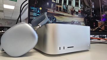 Mac Studio skrivebord og AirPods Max hovedtelefoner med et cyberpunk-design