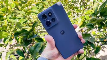 A traseira de um smartphone Moto G Power sendo segurado na mão de uma pessoa