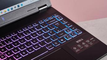 Acer Nitro 14 gaming-laptop på koralfarvet baggrund