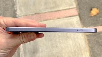 Smartphone OnePlus Nord 5 dengan tombol khas OnePlus