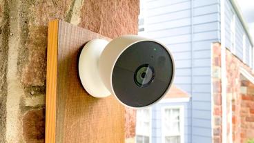 Cámaras de seguridad exteriores mejor valoradas instaladas en la fachada de una casa