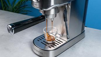 A máquina de espresso Casabrews 5418 Pro em aço inoxidável, com vaporizador, três botões frontais e manômetro de pressão