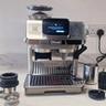 Macchina per espresso De'Longhi La Specialista Touch in primo piano
