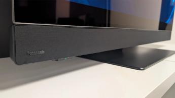 48-дюймовый OLED-телевизор Panasonic Z90B с саундбаром и логотипом Panasonic на экране