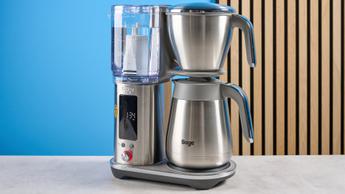 La macchina da caffè Breville Luxe Brewer con caraffa termica in metallo argentato, cestelli per filtro, filtri di carta, serbatoio dell'acqua in plastica rimovibile e selettore di controllo dell'infusione