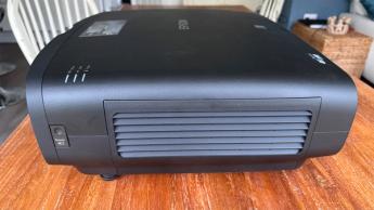 Домашний кинотеатр Epson EH-QB1000: боковые вентиляционные отверстия на деревянном столе