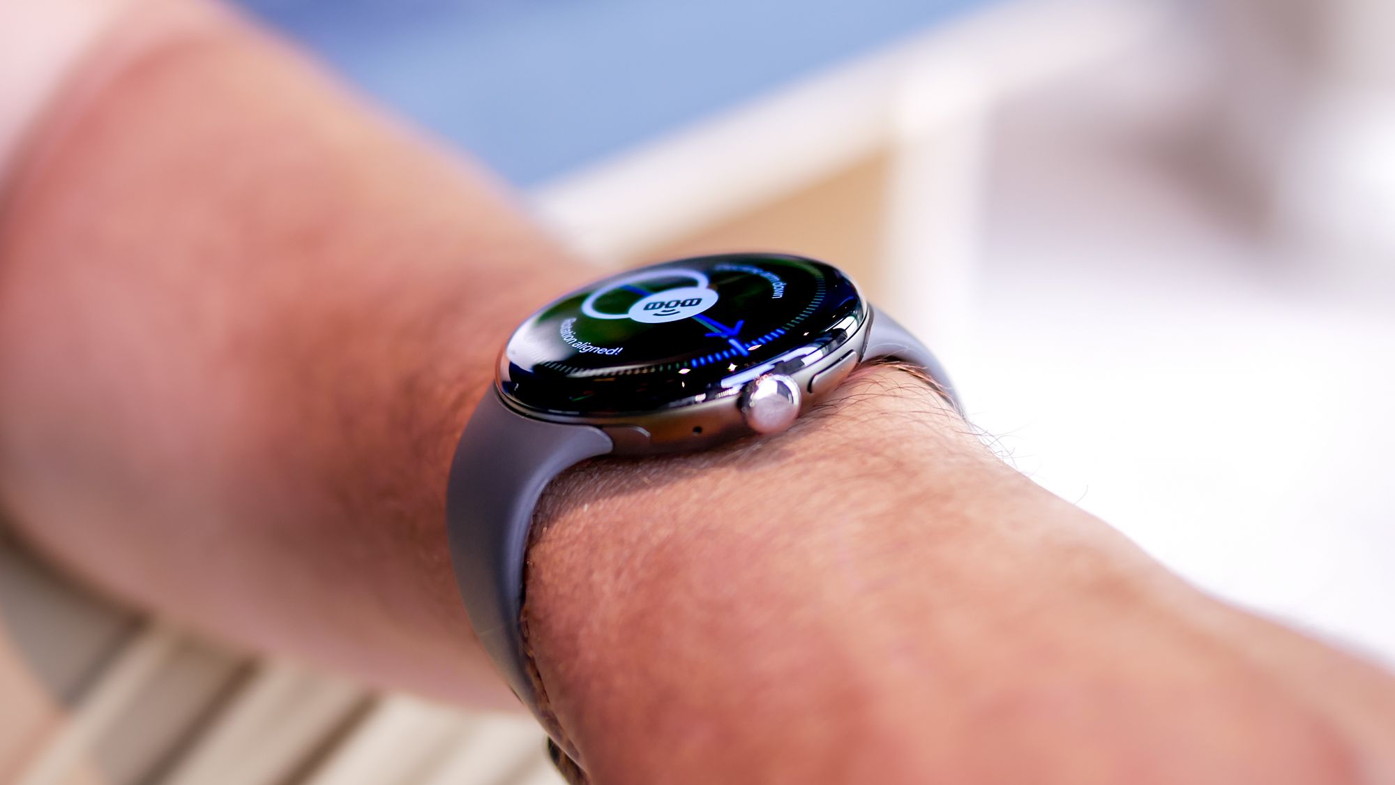 Närbild av den digitala kronknappen på smartklockan Google Pixel Watch 4