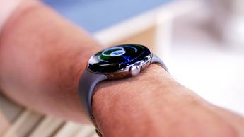 Nahaufnahme der digitalen Krone der Google Pixel Watch 4 Smartwatch