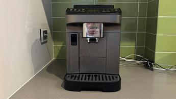 Cafetera espresso De'Longhi Magnifica Evo Next sobre una encimera de cocina
