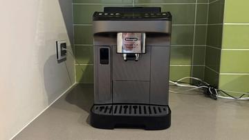 Cafetera espresso De'Longhi Magnifica Evo Next sobre una encimera de cocina