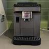 Cafetera espresso De'Longhi Magnifica Evo Next sobre una mesada de cocina