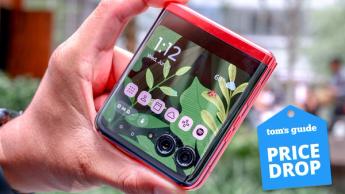 Motorola Razr Plus 2023-smartphone holdt i hånden med den udvendige skærm vist