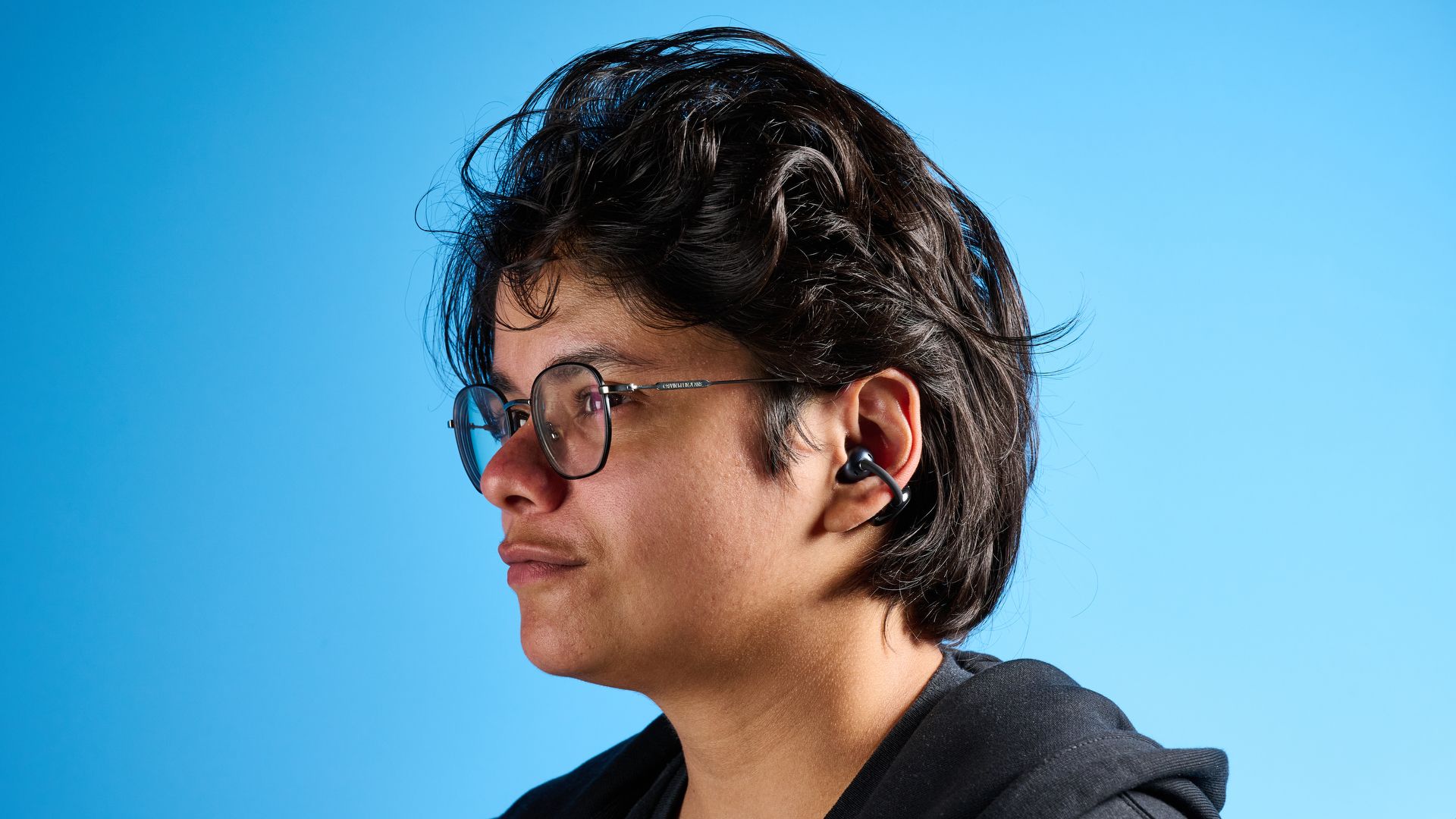 EarFun Clip Open-Ear-Ohrhörer vor blauem Hintergrund