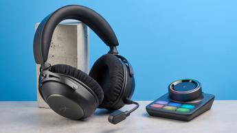 Et trådløst HyperX Cloud Alpha 2 gaming-headset med polstrede ørepuder og mikrofon