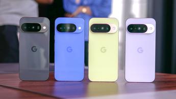 Smartphones Google Pixel 10 exhibidos en cuatro colores diferentes