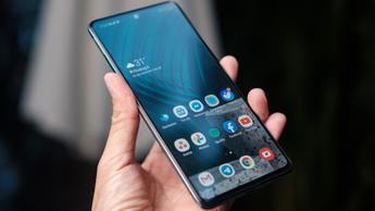 스마트폰을 들고 무료 안드로이드 VPN 앱을 보여주는 손