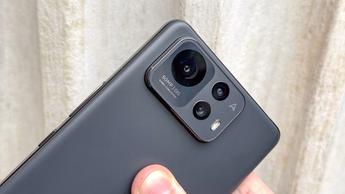 Primer plano de las cámaras del Asus Zenfone 12 Ultra