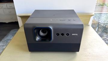 Домашний кинотеатр BenQ GP520, установленный на деревянном столе
