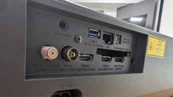 Вид сзади на ультракороткофокусный проектор Hisense PX3 с разъёмами HDMI и аудио