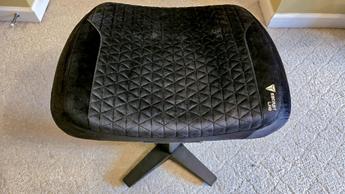 カーペットの上に置かれたSecretlab Ottoレッグレスト