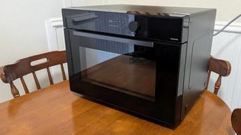 Microondas de convección Samsung MC12DB8700CKAA con capacidad de 1.2 pies cúbicos