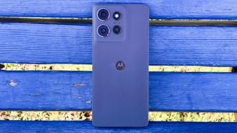 Smartphone Moto G Power descansando em um banco azul ao ar livre