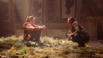 Bella Ramsey och Anna Torv som Ellie och Tess i tv-serien The Last of Us