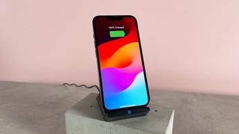 En iPhone 13 Pro er fuldt opladet på et Anker 313 trådløse opladerstativ