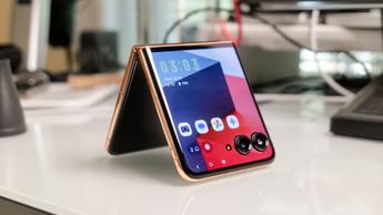 Teléfono plegable Motorola Razr Plus 2025 en modo carpa