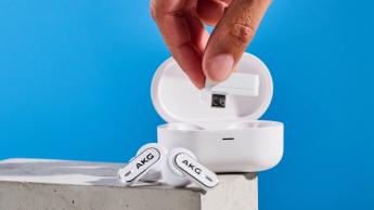 Weiße AKG N5 Hybrid-Ohrhörer von Harman in ihrer Ladehülle mit enthaltenem Zubehör