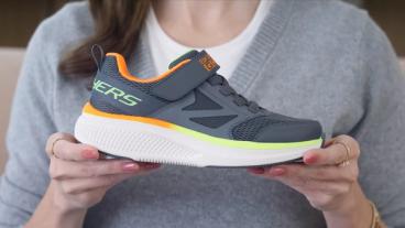 Ein Skechers-Sneaker mit einem Fach in der Ferse zur Aufbewahrung eines Apple AirTag