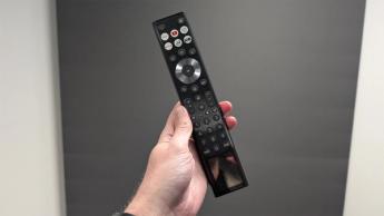 Пульт дистанционного управления ультракороткофокусного проектора Hisense PX3 в руке человека