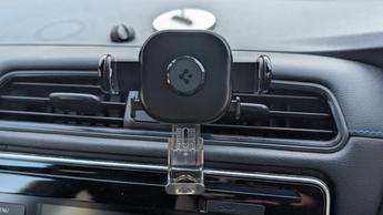 Suporte veicular universal Spigen Onetap segurando um smartphone dentro de um veículo